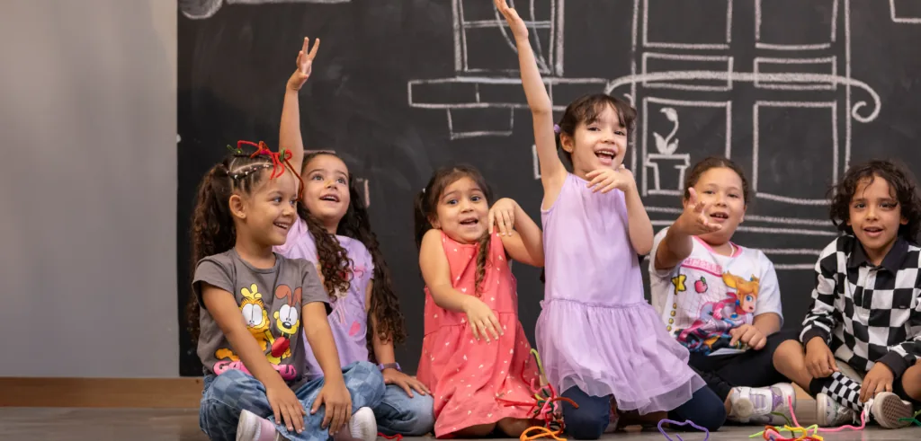 Children taking part in a Comfama cultural workshop
